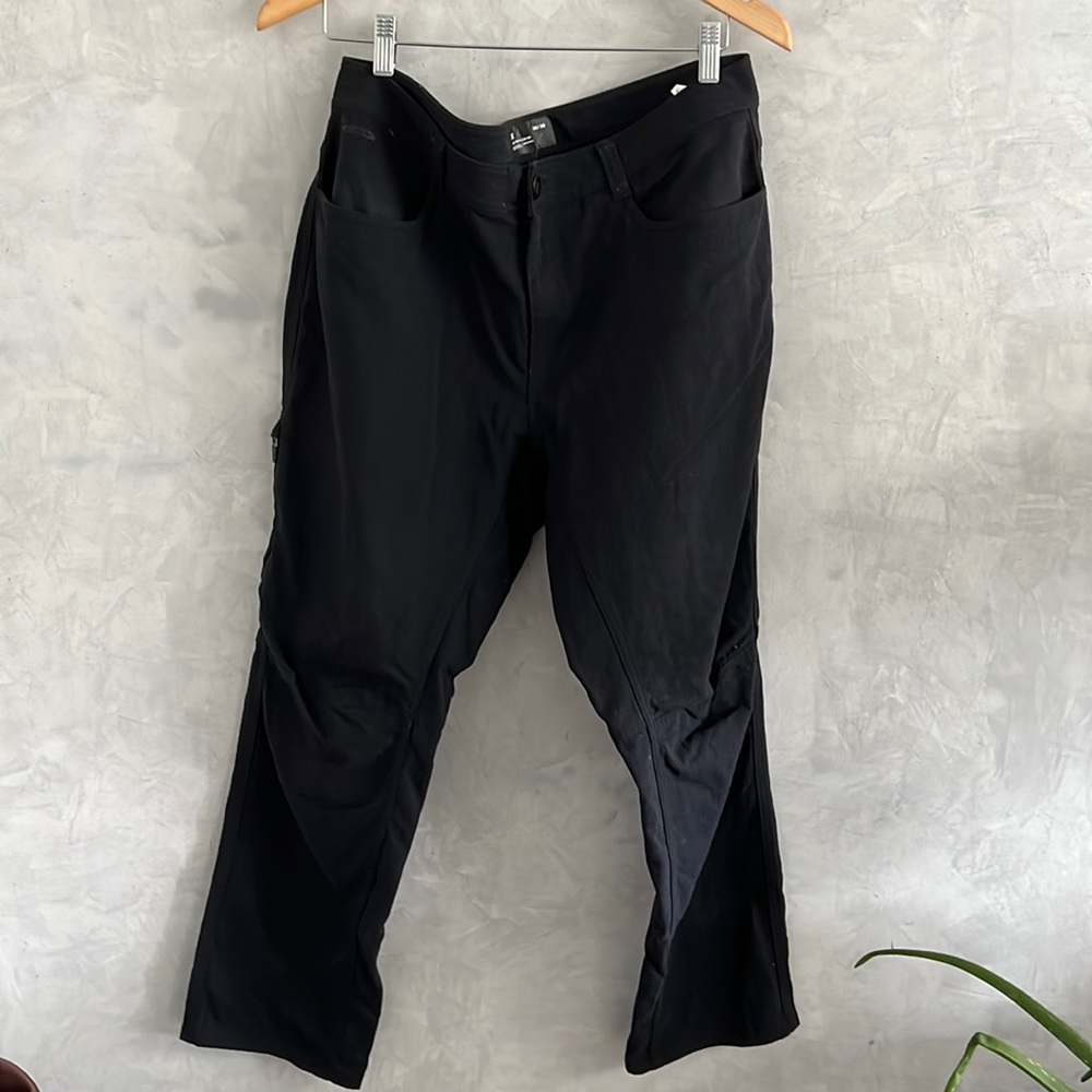 NWOT Mens Under Armour Loose Fit Black Pant. 36W x 30L
